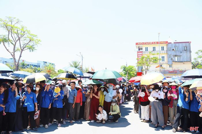 Sự thấp thỏm, lo âu đan xen niềm tin yêu, kỳ vọng hiện rõ trên những gương mặt những bậc phụ huynh.