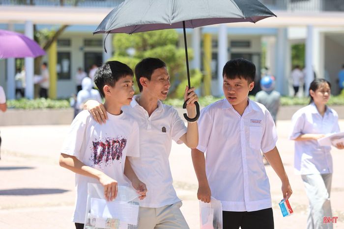 Khoảnh khắc cánh cổng trường mở ra cũng là lúc sự hồi hộp của phụ huynh được giải tỏa bằng câu hỏi quen thuộc: “Làm được bài không con?”.
