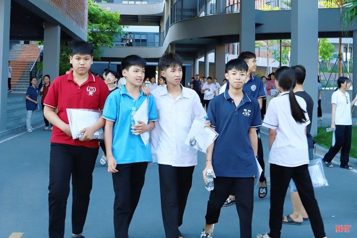 Nhiều thí sinh bày tỏ niềm vui sau bài thi môn Ngữ văn – môn thi cuối cùng của kỳ thi tuyển sinh vào lớp 10 THPT công lập không chuyên.