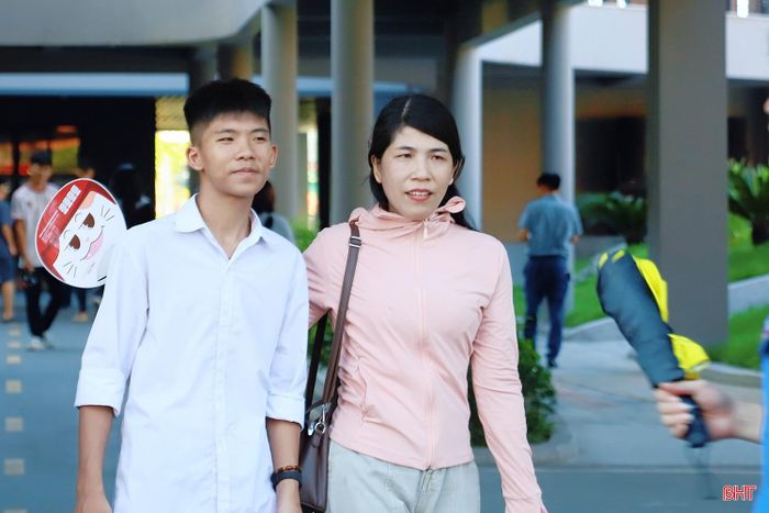 Sự đồng hành của phụ huynh giúp các sĩ tử tự tin chinh phục các môn thi.