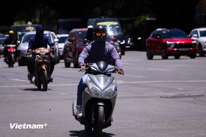 Tại Hà Nội, trời có mây, ban ngày nắng nóng gay gắt, có nơi đặc biệt gay gắt; đêm không mưa. (Ảnh: Hoài Nam/Vietnam+)