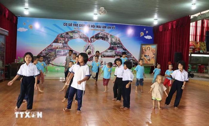 Không chỉ lo từng bữa ăn, giấc ngủ, điều mà các sơ luôn trăn trở chính là làm sao để các em được học hành, có nghề nghiệp và đủ hành trang bước vào đời. (Ảnh: Đậu Tất Thành/TTXVN)
