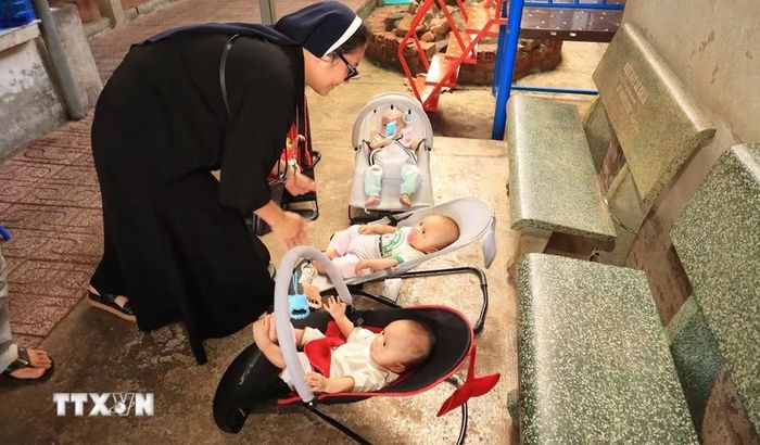 Ít ai biết rằng, trong những ngày đầu thành lập, hành trình duy trì hoạt động của mái ấm vô cùng gian nan. Khi số trẻ được gửi đến ngày càng nhiều, các sơ phải tự xoay xở từng bữa ăn cho các con. (Ảnh: Đậu Tất Thành/TTXVN)