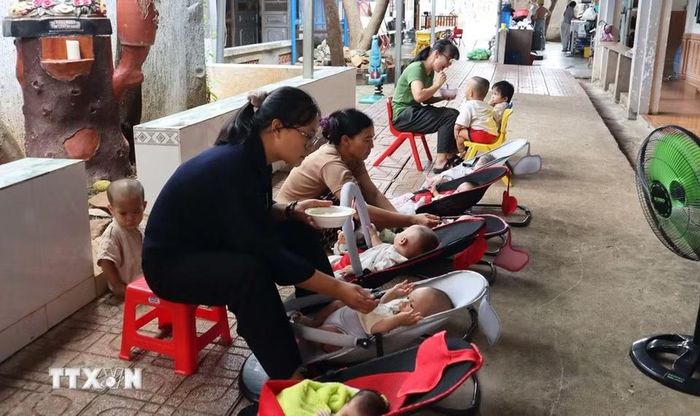 Điều khiến nhiều người xúc động là dù chỉ có 6 người thường trực chăm sóc 57 trẻ em ở nhiều độ tuổi khác nhau, nhưng mọi sinh hoạt tại mái ấm vẫn rất nền nếp và ngăn nắp. Từ hành lang, phòng ở đến khu sinh hoạt chung đều sạch sẽ, gọn gàng. (Ảnh: Đậu Tất Thành/TTXVN)