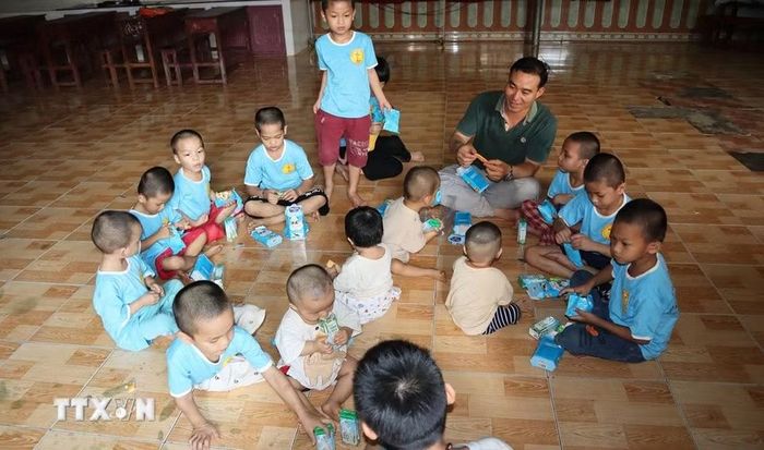 Không chỉ chăm lo đời sống vật chất, các sơ còn đặc biệt chú trọng giáo dục nhân cách, dạy các em biết yêu thương, sẻ chia và sống tử tế với mọi người xung quanh. (Ảnh: Đậu Tất Thành/TTXVN)