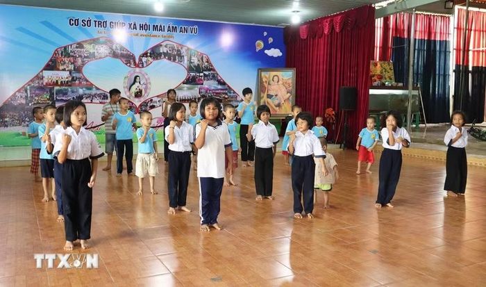 Mỗi em nhỏ đến đây là một câu chuyện đầy day dứt. Có em mồ côi cha mẹ, sống nương tựa ông bà già yếu; có em bị bỏ rơi ngay sau sinh; có em được các bác sĩ bệnh viện hay chính quyền địa phương đưa tới trong tình trạng không có bất kỳ giấy tờ tùy thân nào. (Ảnh: Đậu Tất Thành/TTXVN)