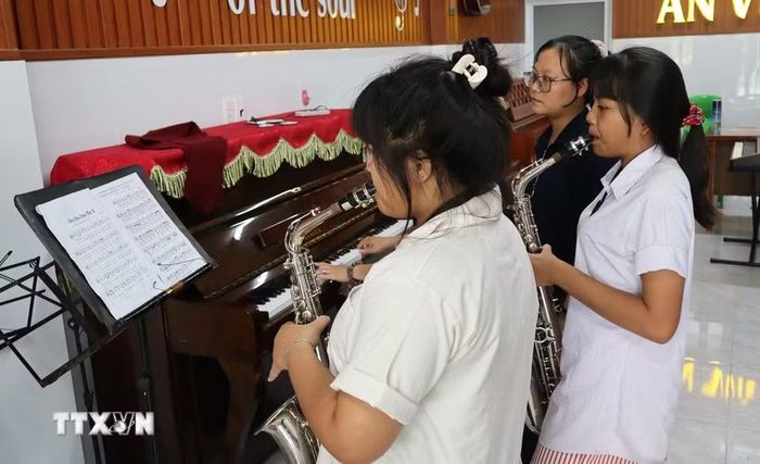 Ngoài việc học văn hóa tại trường, các em còn được học tiếng Anh, vi tính, âm nhạc và nhiều môn năng khiếu khác. (Ảnh: Đậu Tất Thành/TTXVN)