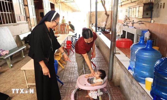 Sơ Maria Hoàng Thị Lụa, đại diện Mái ấm An Vũ cho biết, từ năm 2017 đến nay, mái ấm đã nuôi dưỡng 108 trẻ em có hoàn cảnh đặc biệt, hiện còn 57 cháu đang được chăm sóc tại đây. (Ảnh: Đậu Tất Thành/TTXVN)