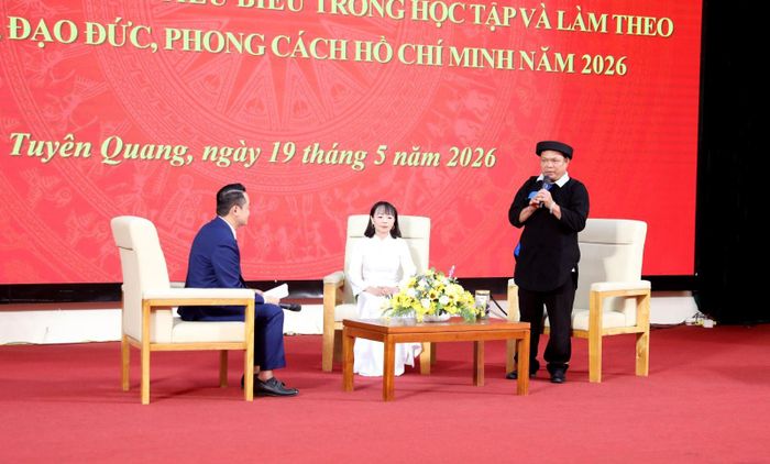 Gương điển hình, tiêu biểu của tỉnh Tuyên Quang chia sẻ kinh nghiệm trong học tập và làm theo làm theo tư tưởng, đạo đức, phong cách Hồ Chí Minh. Ảnh: Quang Cường/TTXVN.