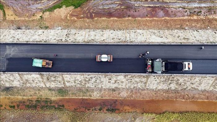 Máy móc thi công thảm nhựa tại gói thầu do Công ty TNHH Như Nam đảm nhận.