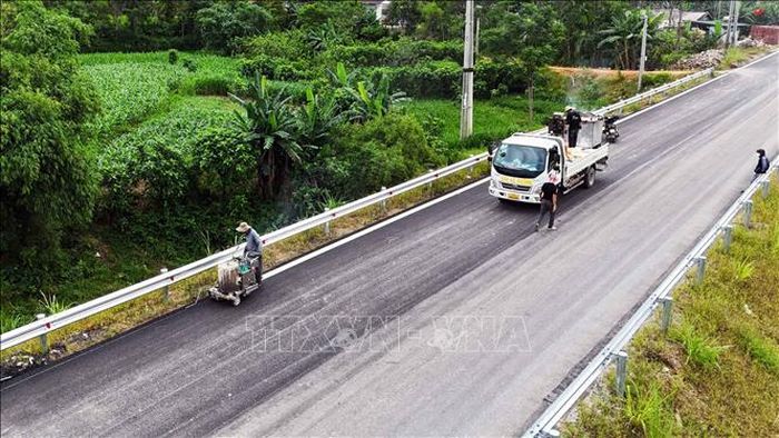 Đơn vị thi công triển khai hạng mục sơn vạch kẻ đường tại tuyến Quốc lộ 8C đoạn qua xã Hương Sơn.