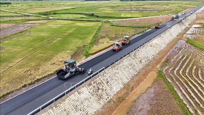 Để đáp ứng yêu cầu về tiến độ, Công ty TNHH Như Nam bố trí 4 mũi thi công đồng loạt.