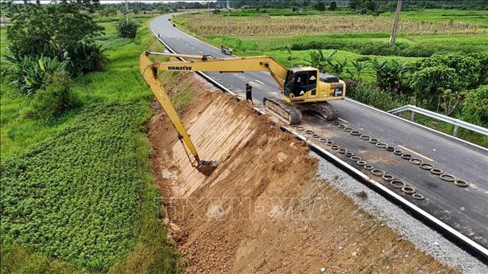 Máy móc thi công tại phần mái taluy trên tuyến Quốc lộ 8C.