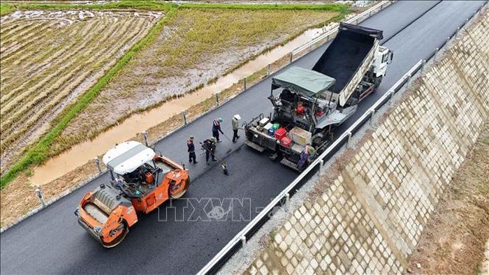 Để đáp ứng yêu cầu về tiến độ, Công ty TNHH Như Nam bố trí 4 mũi thi công đồng loạt.