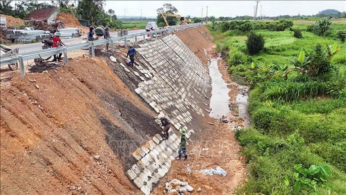 Công ty cổ phần Tập đoàn Thành Huy bố trí nhiều mũi thi công các hạng mục phụ trợ của gói thầu nâng cấp, mở rộng Quốc lộ 8C.