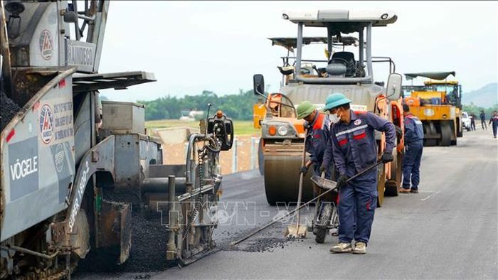 Công ty TNHH Như Nam bố trí hơn 60 cán bộ, công nhân thường xuyên có mặt trên công trường thi gói thầu nâng cấp, cải tạo Quốc lộ 8C.