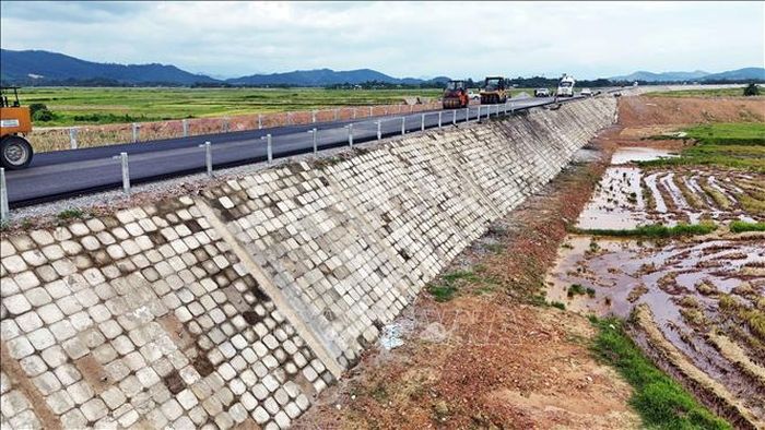 Một vị trí trên Quốc lộ 8C đoạn qua xã Tứ Mỹ đã hoàn thiện hạng mục ốp mái taluy.