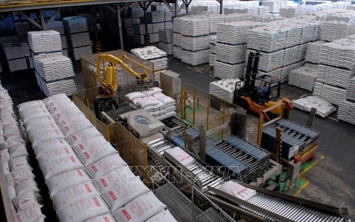 Dây chuyền sản xuất thức ăn chăn nuôi tại Công ty Cổ phần Chăn nuôi C.P Việt Nam, chi nhánh Bình Dương, vốn đầu tư của Tập đoàn C.P. (Charoen Pokphand Group) của Thái Lan, tại Bình Dương (cũ). Ảnh tư liệu: Danh Lam/TTXVN.