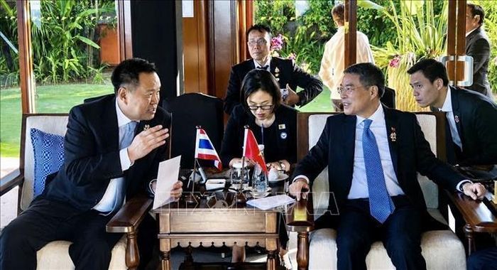 Thủ tướng Lê Minh Hưng gặp Thủ tướng Thái Lan Anutin Charnvirakul. Ảnh: Dương Giang/TTXVN.
