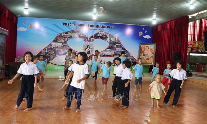 Không chỉ lo từng bữa ăn, giấc ngủ, điều mà các sơ luôn trăn trở chính là làm sao để các em được học hành, có nghề nghiệp và đủ hành trang bước vào đời.