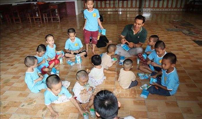 Không chỉ chăm lo đời sống vật chất, các sơ còn đặc biệt chú trọng giáo dục nhân cách, dạy các em biết yêu thương, sẻ chia và sống tử tế với mọi người xung quanh.