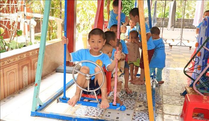 Trong khuôn viên mái ấm hiện có phòng học nhạc, phòng y tế, thư viện, phòng máy tính và khu vui chơi dành cho trẻ em.