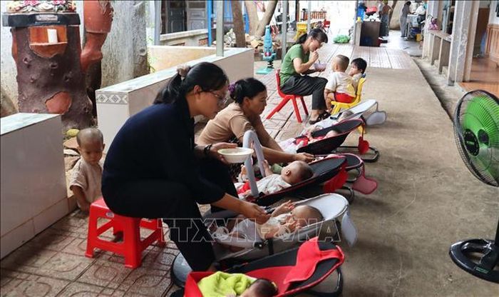 Điều khiến nhiều người xúc động là dù chỉ có 6 người thường trực chăm sóc 57 trẻ em ở nhiều độ tuổi khác nhau, nhưng mọi sinh hoạt tại mái ấm vẫn rất nền nếp và ngăn nắp. Từ hành lang, phòng ở đến khu sinh hoạt chung đều sạch sẽ, gọn gàng.