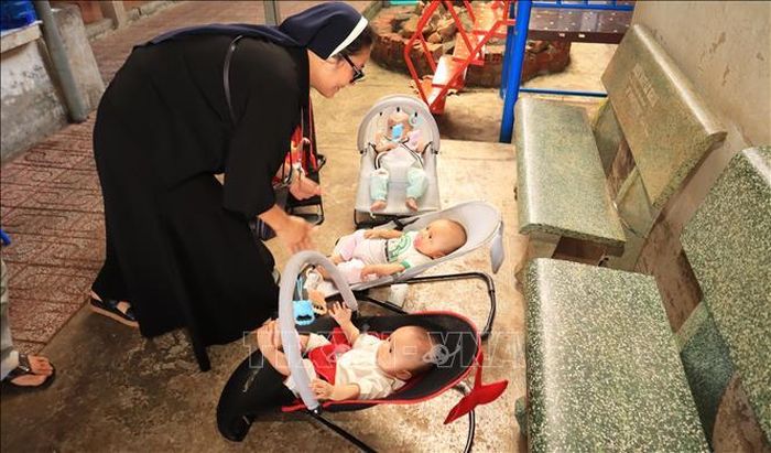 Ít ai biết rằng, trong những ngày đầu thành lập, hành trình duy trì hoạt động của mái ấm vô cùng gian nan. Khi số trẻ được gửi đến ngày càng nhiều, các sơ phải tự xoay xở từng bữa ăn cho các con.