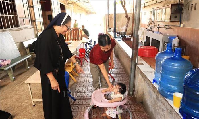 Sơ Maria Hoàng Thị Lụa, đại diện Mái ấm An Vũ cho biết, từ năm 2017 đến nay, mái ấm đã nuôi dưỡng 108 trẻ em có hoàn cảnh đặc biệt, hiện còn 57 cháu đang được chăm sóc tại đây.
