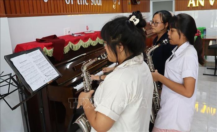 Ngoài việc học văn hóa tại trường, các em còn được học tiếng Anh, vi tính, âm nhạc và nhiều môn năng khiếu khác.
