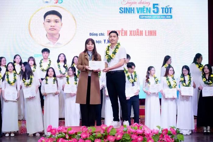 Linh được công nhận là sinh viên 5 tốt