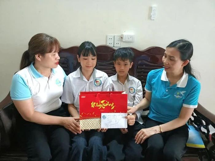 Hội LHPN xã Thiệu Trung trao kinh phí đỡ đầu cho cháu Lê Đình Việt, ở thôn 1.
