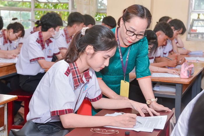Cô Lê Thị Quyên - giáo viên bộ môn ngữ văn hướng dẫn học sinh giải đề cương. Ảnh: THANH NHÃ