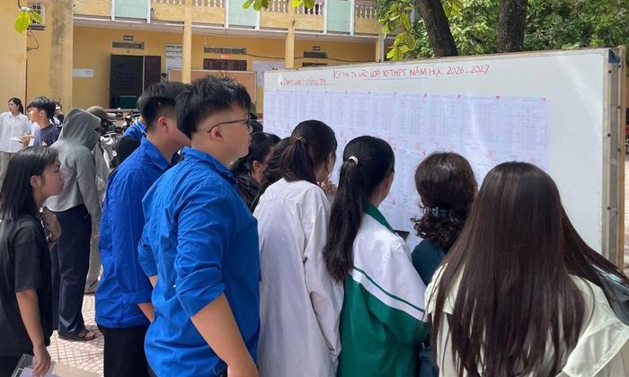  Thí sinh xem số báo danh và phòng thi tại điểm thi Trung học phổ thông Nguyễn Du. 
