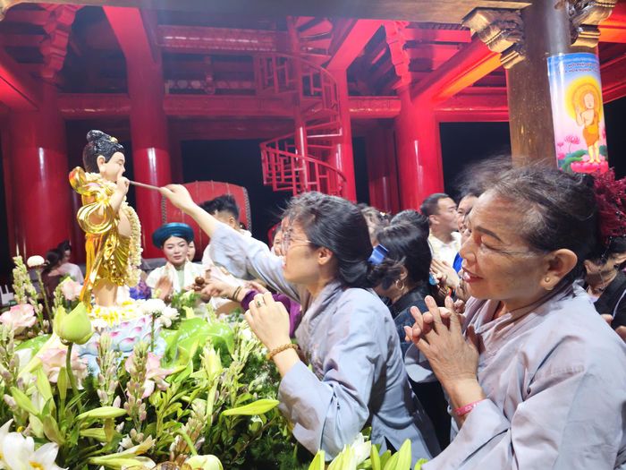 Các phật tử, Nhân dân thực hiện nghi lễ tắm Phật tại Đại lễ Phật đản chùa Hoa Nghiêm Tây Yên Tử.