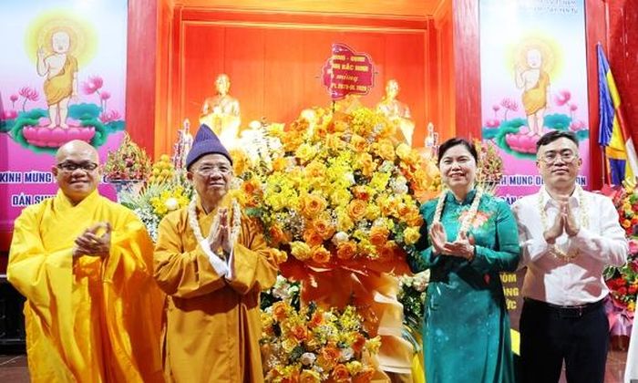 Đồng chí Trần Thị Hằng tặng hoa chúc mừng Đại lễ Phật đản tại chùa Hoa Nghiêm Tây Yên Tử.