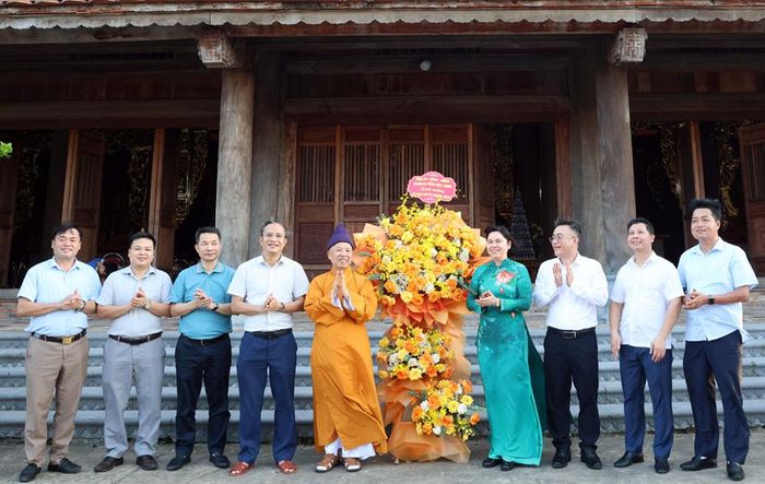 Đồng chí Trần Thị Hằng và đoàn công tác tặng hoa chúc mừng Hòa thượng Thích Thanh Quyết nhân Đại lễ Phật đản.