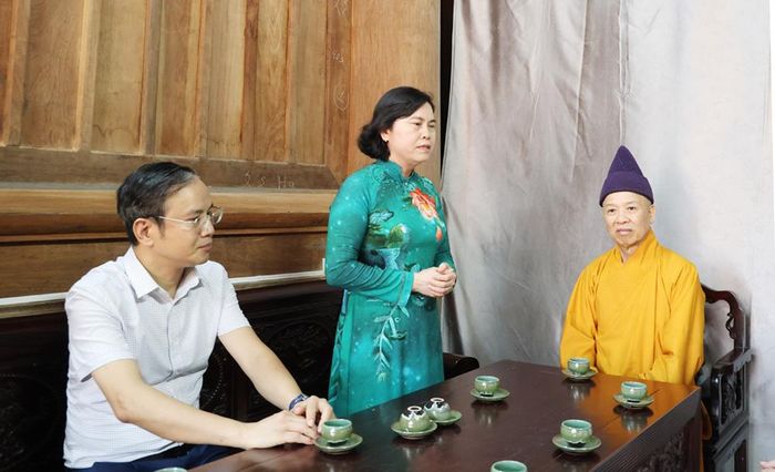 Đồng chí Trần Thị Hằng thăm, chúc mừng Hòa thượng Thích Thanh Quyết nhân Đại lễ Phật đản.