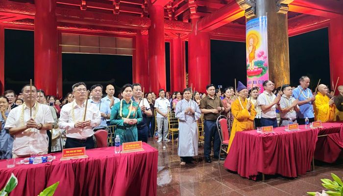 Đại biểu dâng hương tại Đại lễ Phật đản chùa Hoa Nghiêm Tây Yên Tử.