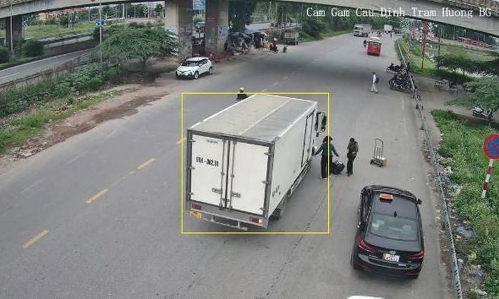 Một trường hợp dừng, đỗ sai quy định do camera ghi nhận trên tuyến đường gom cao tốc đoạn cầu Đình Trám.