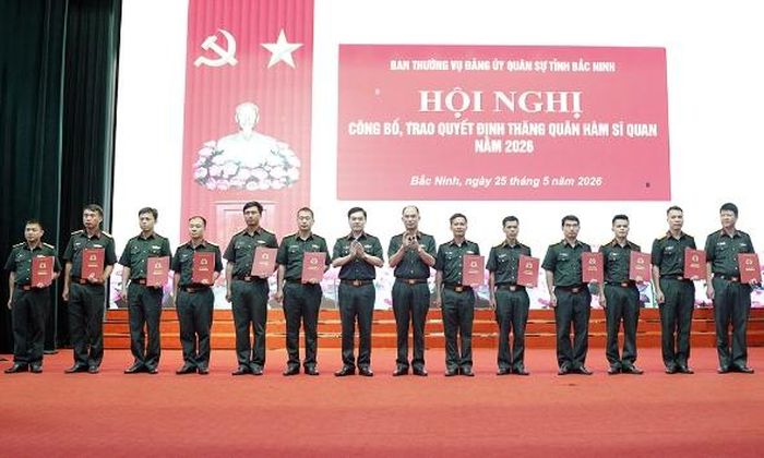  Lãnh đạo Bộ Chỉ huy quân sự tỉnh trao Quyết định thăng quân hàm cho các cán bộ. 