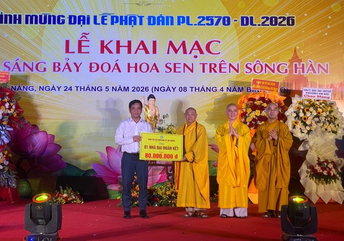 Đại diện Ban Trị sự Giáo hội Phật giáo Việt Nam thành phố Đà Nẵng trao nhà đại đoàn kết cho đại diện phường An Hải. Ảnh: KHÁNH LINH