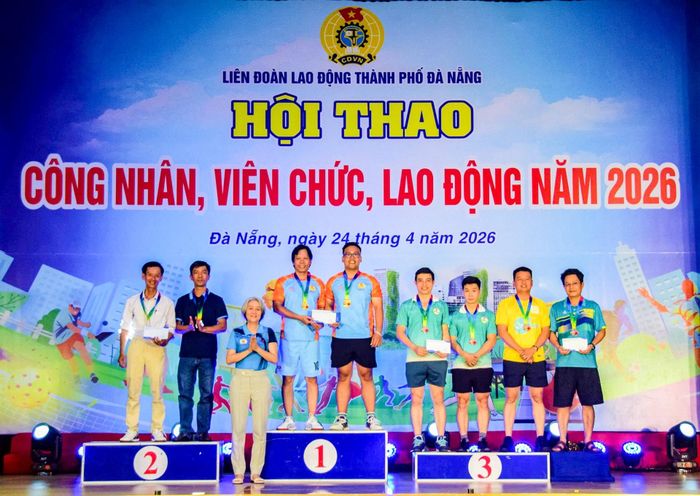 Ban tổ chức trao giải cho các cá nhân đạt thành tích cao. Ảnh: LÂM NÔNG