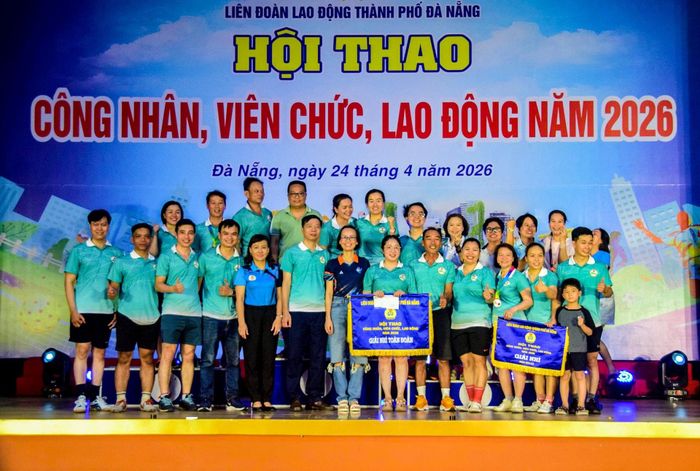 Ban tổ chức trao giải Nhì cho Công đoàn Bệnh viện Ung bướu Đà Nẵng. Ảnh: LÂM NÔNG