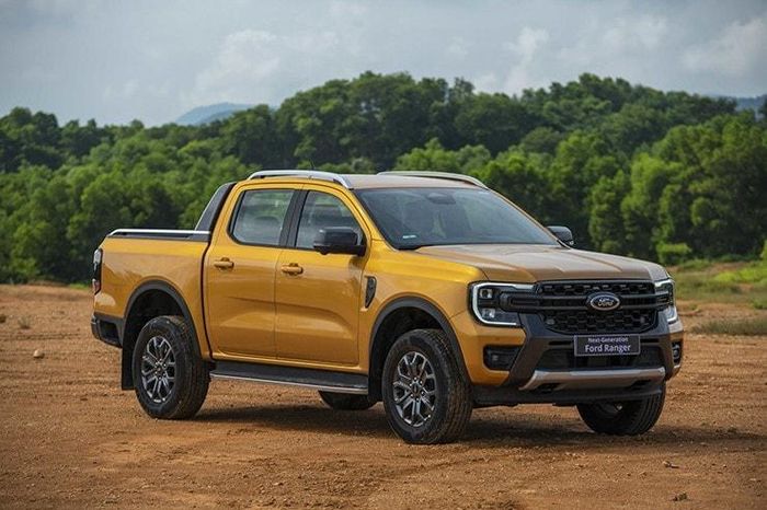 Cụm đèn pha chữ C và lưới tản nhiệt mới tạo nên diện mạo nam tính cho Ford Ranger.