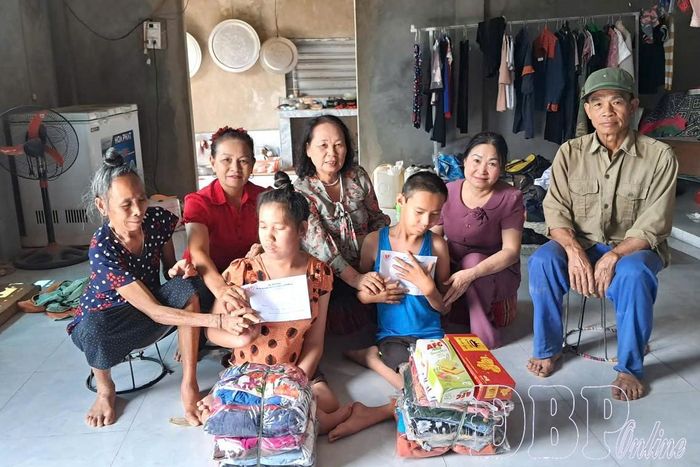 Hội Bảo trợ người khuyết tật và Bảo vệ quyền trẻ em tỉnh Điện Biên thăm hỏi tặng quà hội viên khuyết tật trên địa bàn tỉnh.