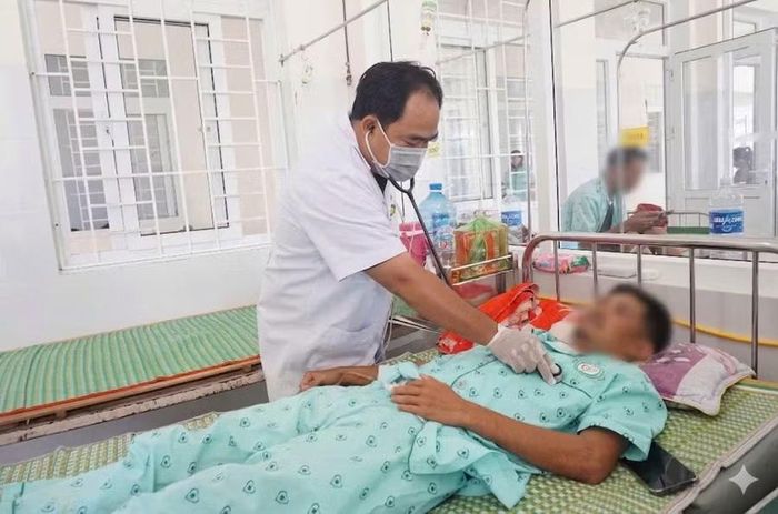  Bác sĩ Khoa Truyền nhiễm - Bệnh viện Đa khoa Trung tâm tỉnh Gia Lai kiểm tra sức khỏe bệnh nhân ngộ độc nghi do bánh mì. Ảnh: Thảo Khuy 