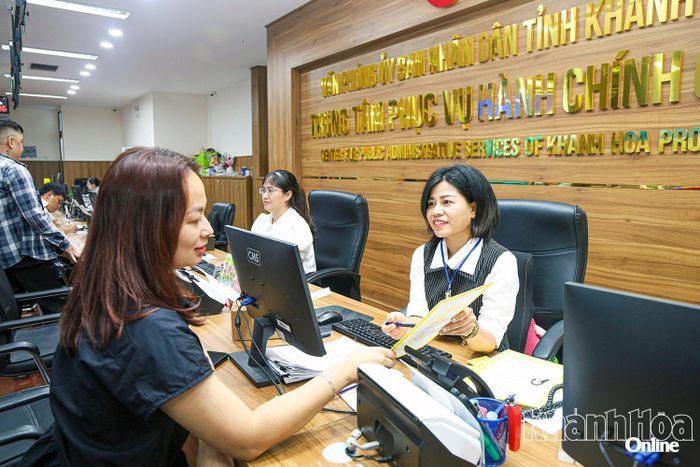 Giao dịch tại Trung tâm Phục vụ hành chính công tỉnh.