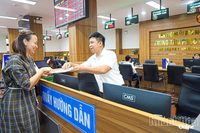 Nhân viên Trung tâm Phục vụ hành chính công tỉnh hướng dẫn thủ tục cho người dân ( ảnh chụp tháng 4-2026).