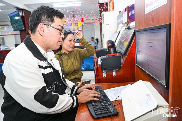 Hỗ trợ người dân thực hiện thủ tục hành chính trực tuyến tại Trung tâm Phục vụ hành chính công phường Nha Trang.